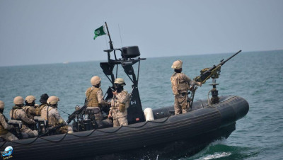 بالفيديو.. التحالف العربي يدمر زورقا حوثيا في البحر الأحمر