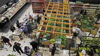 تدافع وضرب وسط سوبرماركت.. الأزمة اللبنانية تخنق البلاد (فيديو)