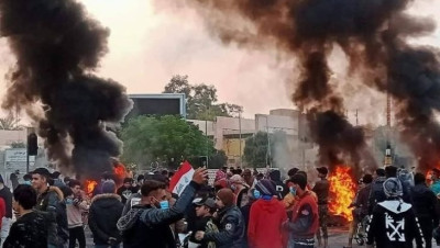 محتجون عراقيون يحرقون القنصلية الإيرانية في كربلاء ويهتفون "إيران برة برة"