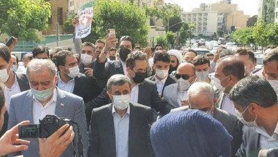 "أحمدي نجاد" يترشح رسميا للانتخابات الرئاسية في إيران