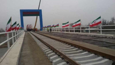 روحاني يؤكد مضي طهران بمشروع سكة حديد يصلها بالمتوسط