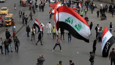 محتجون عراقيون يرشقون موكب "الكاظمي" بالحجارة (فيديو)