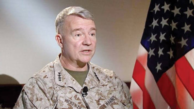 ماكنزي يتهم إيران بتزويد الحوثيين بالسلاح