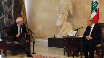 مسؤول أوروبي يلوح بعقوبات تطال سياسيين لبنانيين