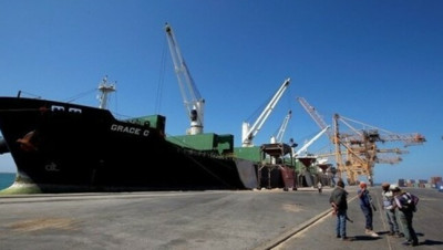 الإرياني: ميليشيا الحوثي منعت إنزال حمولة سفينة مساعدات في الحديدة