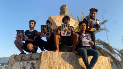 العراق.. القوات الأمنية تعتدي على والدة وأشقاء الناشط إيهاب الوزني (فيديو)