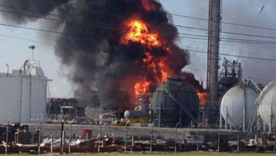 حريق ضخم في مستودع للبتروكيماويات في إيران (فيديو)