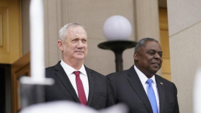 "غانتس" لـ"أوستن": جاهزون لكل سيناريو وسنستمر بالعمل ضد "حــزب الله" ووكلائه