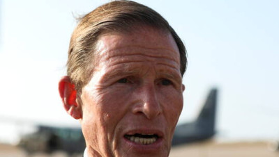 سيناتور أمريكي من مطار بيروت: "حزب الله" سرطان متفشٍ