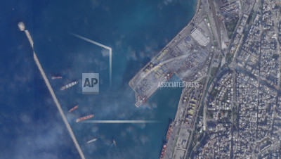 صورة تكشف حجم الدمار في ميناء اللاذقية بعد استهداف شحنة سلاح إيرانية