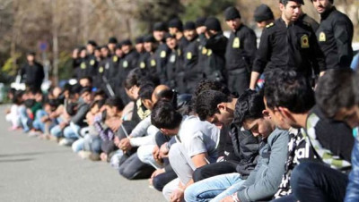 إيران تعتقل شبابا بسبب مقالب نفذوها في المناطق العامة