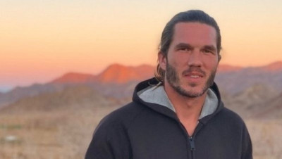 محكمة إيرانية تؤيد حكما بسجن سائح فرنسي