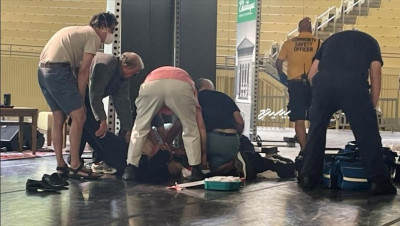 رصدت إيران 3 مليون دولار مقابل قتله.. طعن الكاتب البريطاني الهندي "سلمان رشدي" في أمريكا (صور)