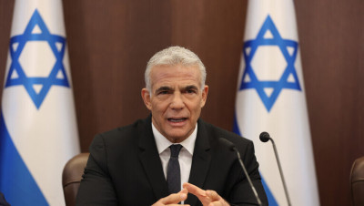 يائير لابيد: لدينا حرية التصرف لمنع إيران أن تشكل تهديدا نوويا بالاتفاق مع أمريكا