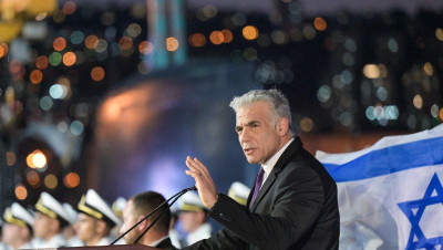 "يائير لابيد": لن نسمح لإيران بتحويل سوريا ممرا لأسلحتها