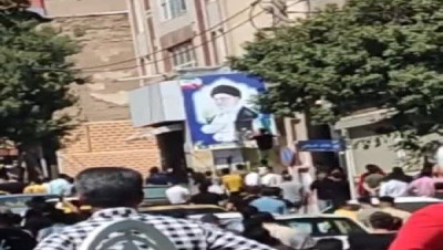 "الموت للديكتاتور" إيرانيون يحرقون صور "خامنئي"