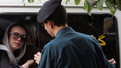 نساء إيرانيات يروين تجاربهن وتعرضهن للاضطهاد بسبب الحجاب