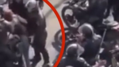 بالفيديو.. شرطي إيراني يدخل يده في مؤخرة فتاة متظاهرة والشرطة تعلق