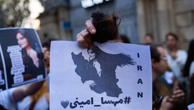 مظاهرات حاشدة في إيران وأسواق تضرب عن العمل تضامنا مع الاحتجاجات