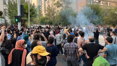 تجدد الاحتجاجات في إيران وشبان يزيلون عمائم رجال الدين في الشوارع