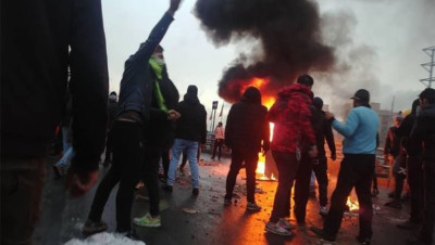 السلطات الإيرانية تستعين بـ"الخيالة" لقمع الاحتجاجات