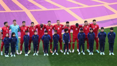 منتخب إيران يدعم الاحتجاجات الشعبية.. اللاعبون يرفضون ترديد النشيد الوطني