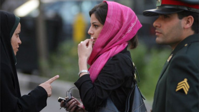 الأمن الإيراني يهاجم المتظاهرين في طهران ومحتجون يحرقون صور "قاسم سليماني"