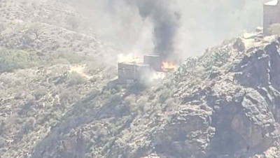 عناصر الحوثي يحرقون منزل مواطن قتل ستة من عناصرهم