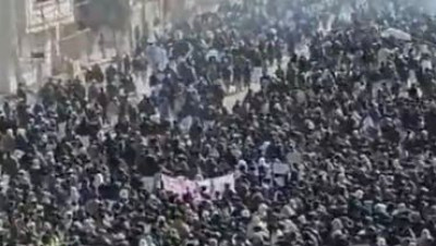 عشرات آلاف الإيرانيين يتظاهرون في زهدان