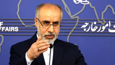 إيران تدعو فرنسا لوقف "التعامل العنيف" مع المحتجين