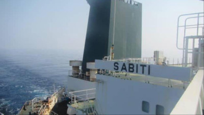 إيران تهدد بالرد على استهداف ناقلتها في البحر الأحمر