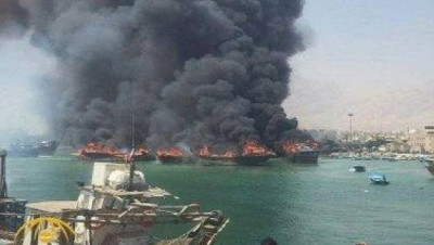 بالفيديو.. اندلاع النار في قوراب صيد إيرانية في ميناء كنارك