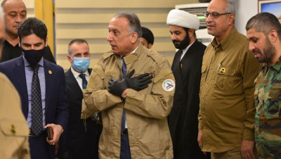 مرتديا زي الحشد.. الكاظمي يجتمع بفصائل موالية لإيـران والسيستاني