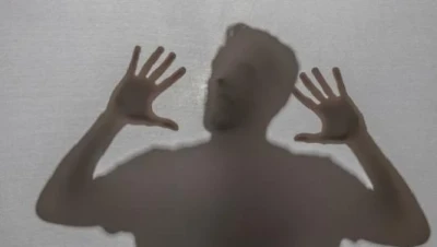 تفسير حلم الحي ينادي على الميت: دلالات الخير والتحذير