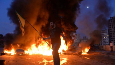 لبنان.. قطع طرقات احتجاجا على تردي الأوضاع المعيشية