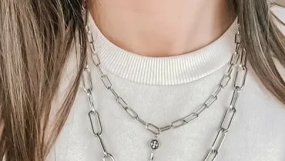 تفسير رؤية قلادة الفضة في المنام: دلالات الخير والجمال