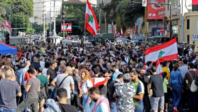 محتجون لبنانيون غاضبون من تهريب المحروقات إلى سوريا