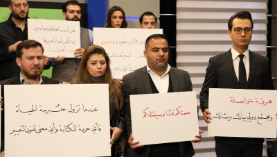 احتجاجا على جرائم إيران وروسيا والأسد.. قناة سورية توقف بثها 24 ساعة