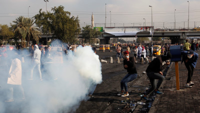 العراق.. فيديوهات صادمة توثق لحظة قنص متظاهر ورقص لاستفزاز المحتجين