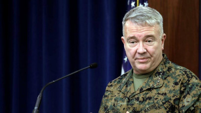 في جولة غير معلنة إلى العراق وسوريا.. ماكنزي يتوعد طهران