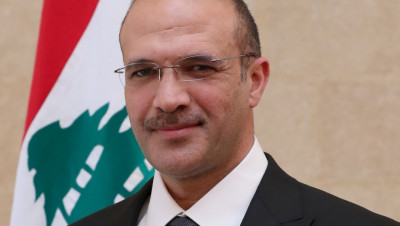 لبنان.. وزير الصحة: قرار استقبال الرحلات من إيـران بيد حـزب الله وليس بيدي!