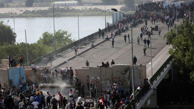 العراق.. قتيل في بغداد وثماني محافظات تنتقل لمرحلة جديدة من الاحتجاج
