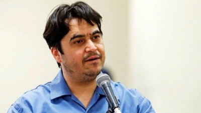 بالفيديو.. والد الصحفي الإيراني "روح الله زم": لقد كذبوا علينا وحكم الإعدام لم يتم تأييده