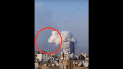 مقطع فيديو يوثق لحظة سقوط صاروخ على موقع انفجار مرفأ بيروت