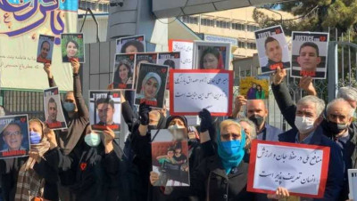 احتجاج لأقارب ضحايا الطائرة الأوكرانية يطالبون باعتقال قائد القوات الجوية بـ"الحرس الثوري"