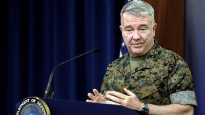 قائد القيادة المركزية الأمريكية يتوعد إيـران ووكلائها