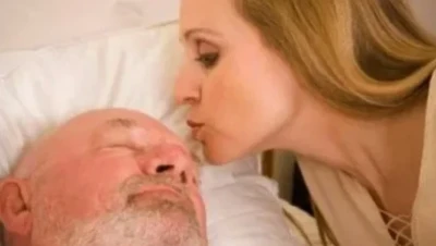 تفسير تقبيل الميت في المنام للعزباء والمتزوجة والحامل لابن سيرين والنابلسي