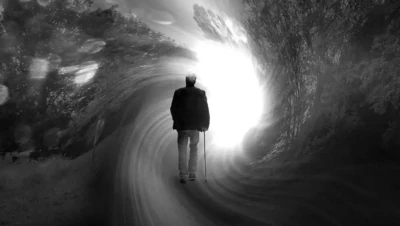 تفسير حلم الحي ينادي على الميت: رسائل من العالم الآخر؟