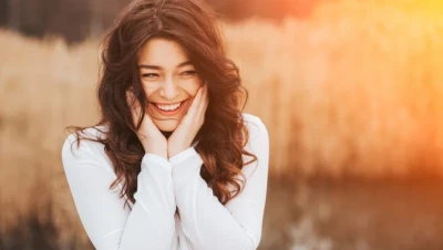 تفسير الضحك في المنام للمتزوجة والعزباء والحامل: آراء ابن سيرين والنابلسي وابن شاهين