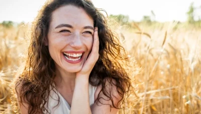 تفسير حلم الضحك للمتزوجة: دلالات الفرح والتحدي